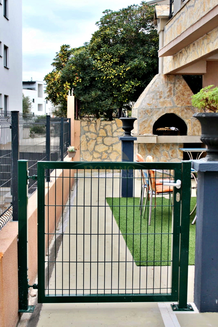 Stanovanje v pritličju s teraso in parkirnim mestom v garaži